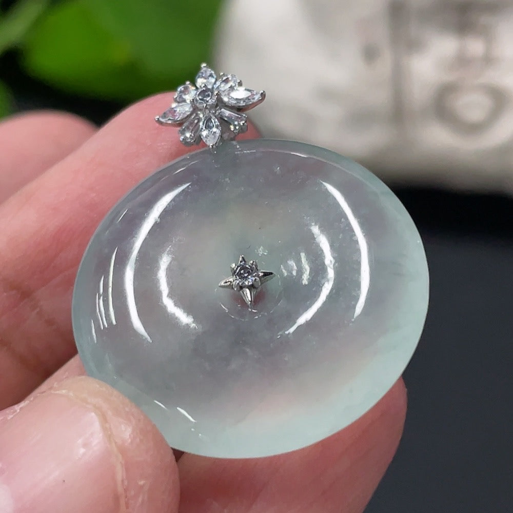 HUILIU HQ jadeite Peace Knot pendant featuring a smooth, polished jadeite jade with intricate knot design.