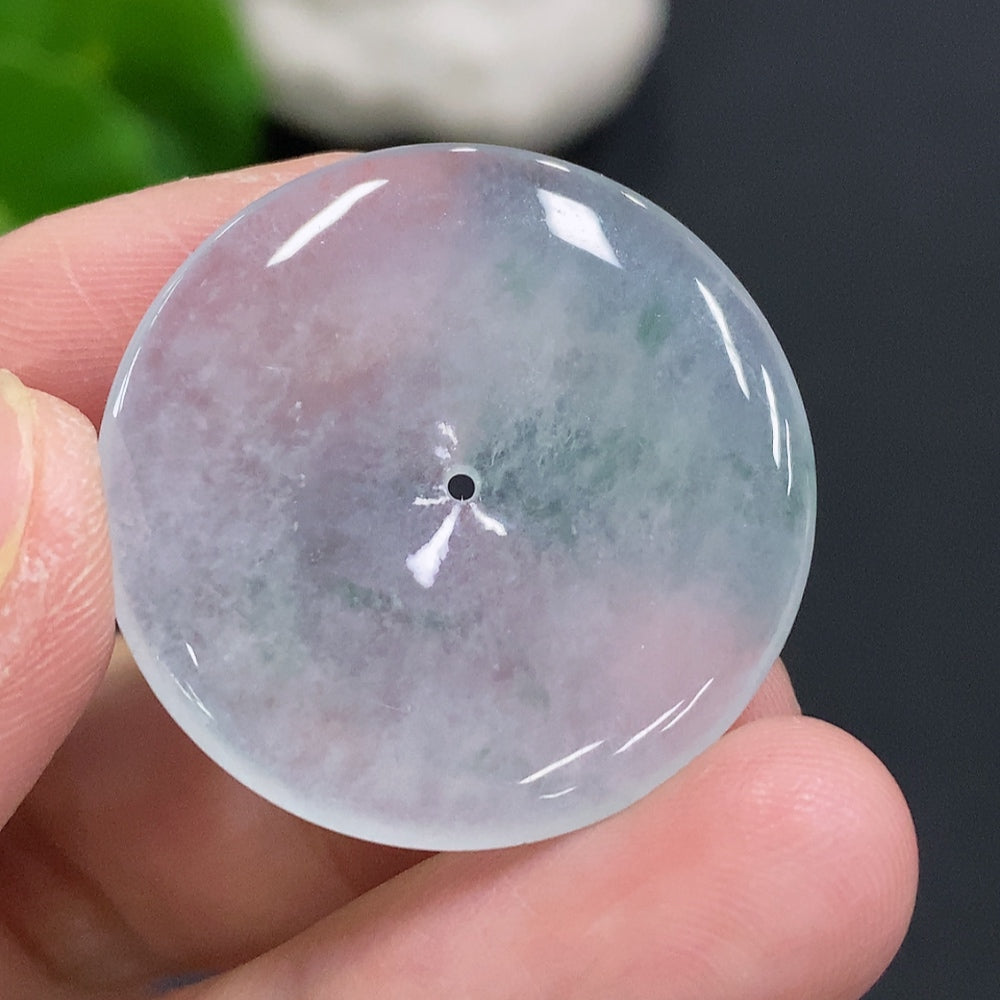 HUILIU HQ jadeite peace pendant, natural green jade with smooth polished surface, weighing approximately 6.6 grams.