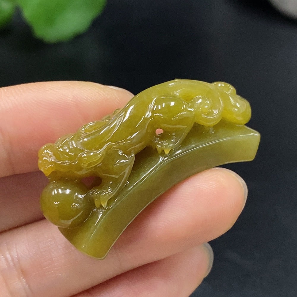 HUILIU HQ jadeite Pi Xiu hand plaque, approximately 14.81g, showcasing detailed carved jade design with an undetermined color origin.