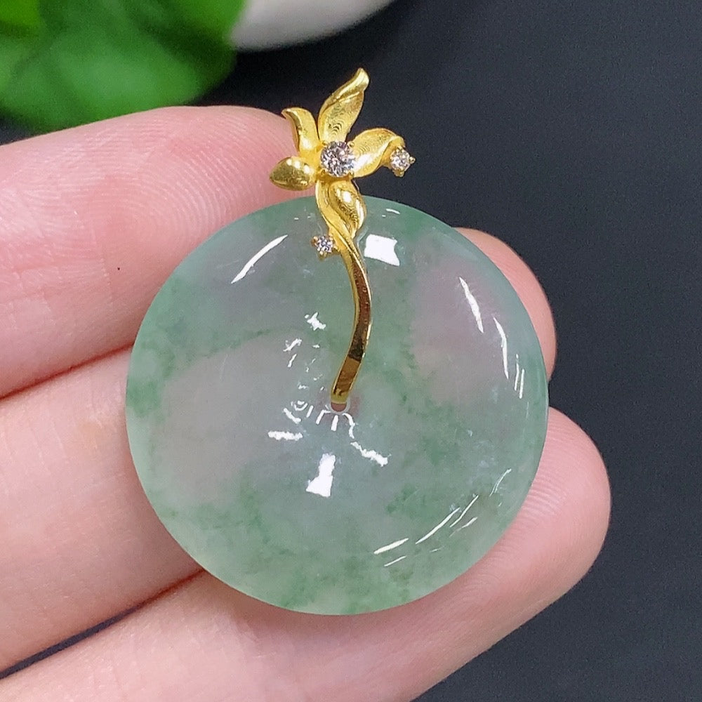 Jadeite safety buckle with 18K gold clasp by HUILIU HQ, crafted from smooth green jade, weighing approximately 5.5g, non-diamond.