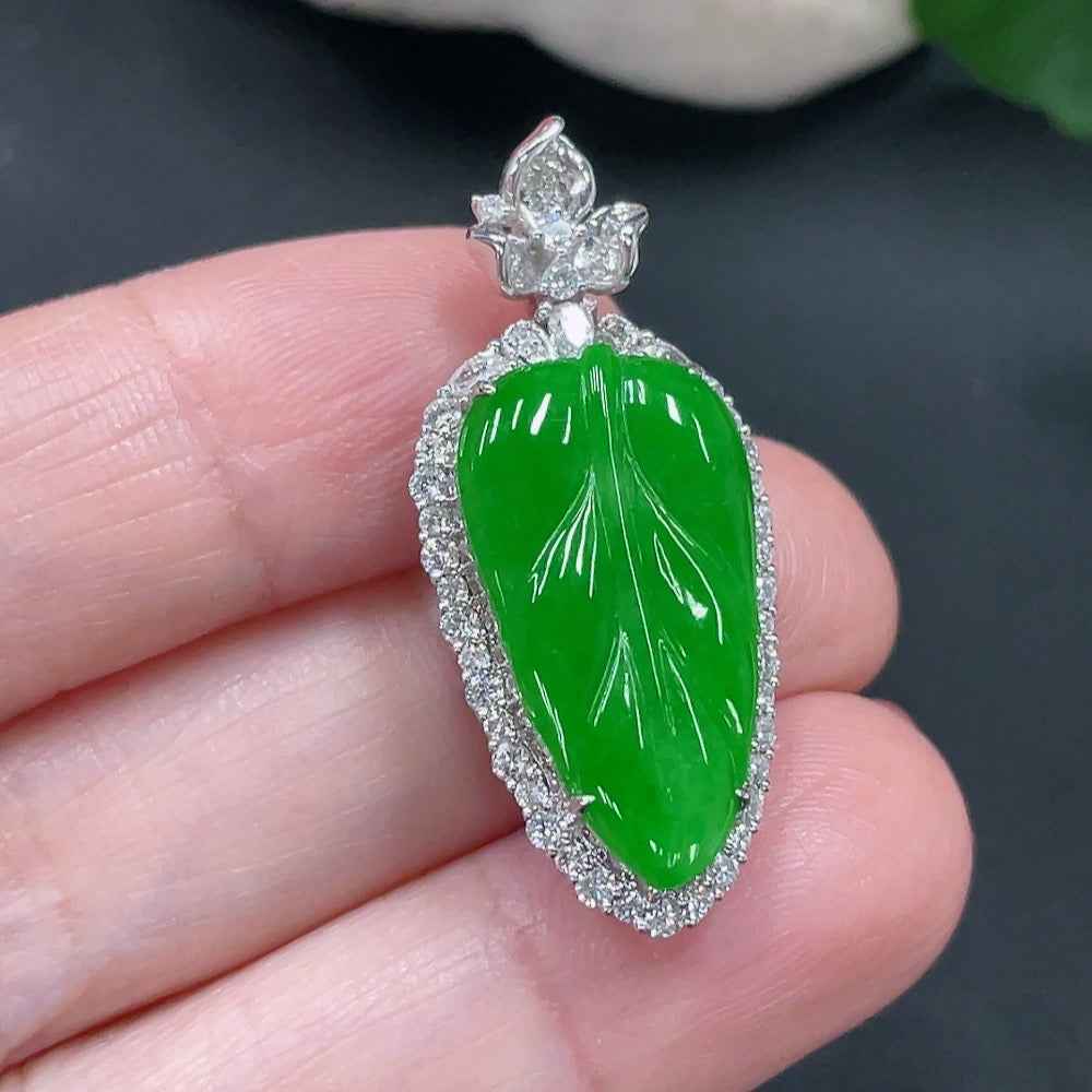 Natural Grade A jadeite leaf pendant in 18K gold setting, HUILIU HQ certified, featuring intricate inlay and a total weight of 6.11g.