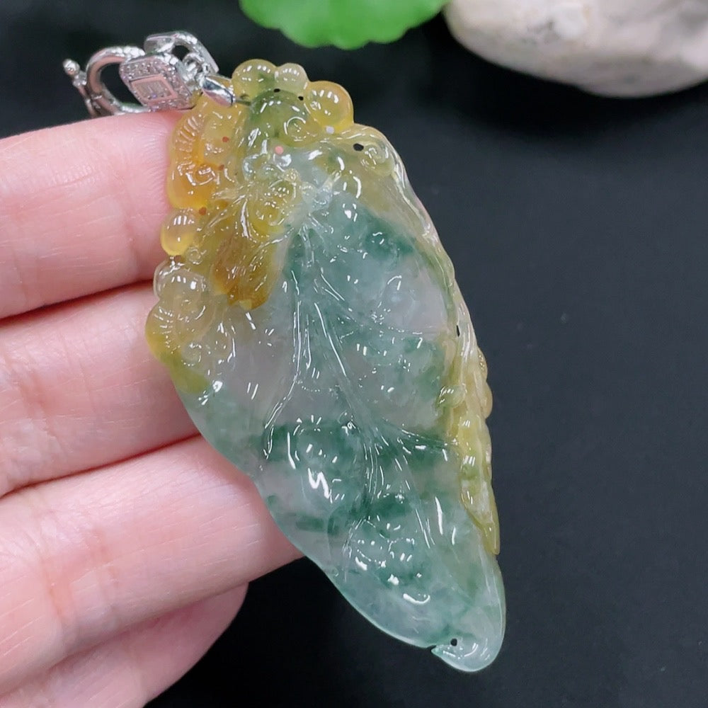 Natural Grade A jadeite pendant from HUILIU HQ featuring a striking jade show-stopping design, Huiliu certified.