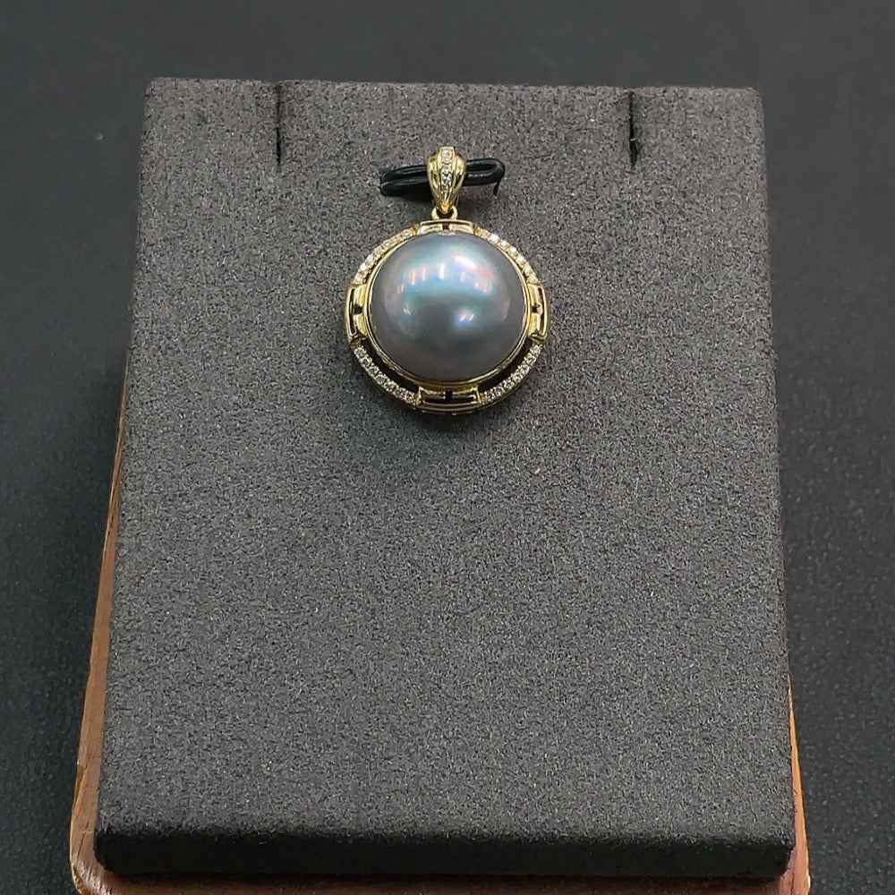HUILIU HQ composite seawater pearl pendant in 18K gold, 14.4mm card size, 4.11g, with undetermined pearl color.