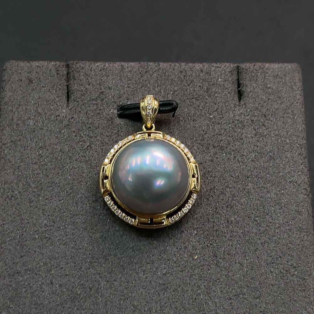 HUILIU HQ composite seawater pearl pendant in 18K gold, 14.4mm card size, about 4.11g, undetermined color origin.
