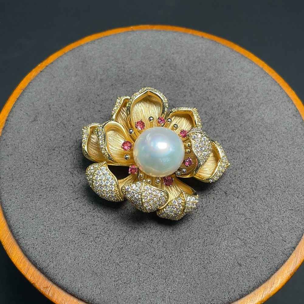 Seawater pearl inlaid brooch by HUILIU HQ featuring a 15.2mm pearl on a non-inlaid card, showcasing elegant jewelry craftsmanship.