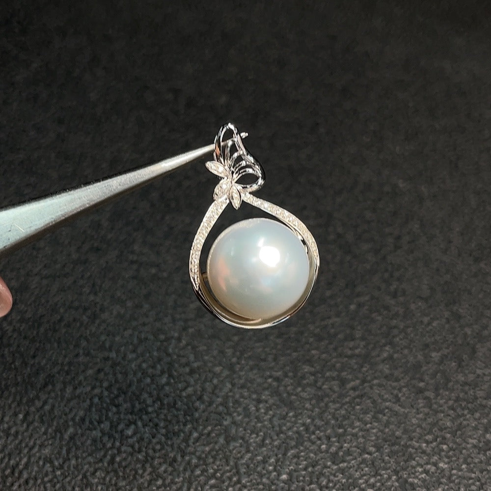 Seawater pearl pendant set in 18K gold with 13mm pearls, featuring a delicate pearl jewelry design by HUILIU HQ.