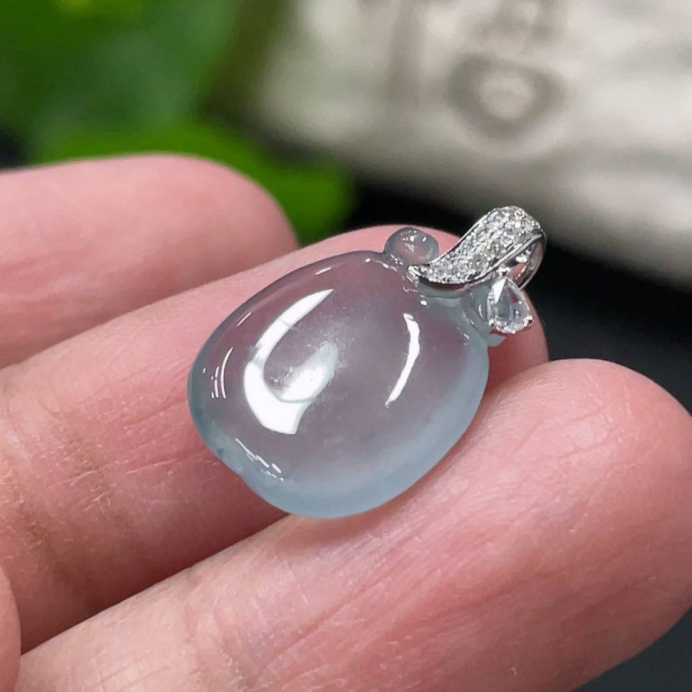 Jadeite apple pendant with 18k gold clasp and diamond accents, crafted by HUILIU HQ, weighing approximately 1.8g.