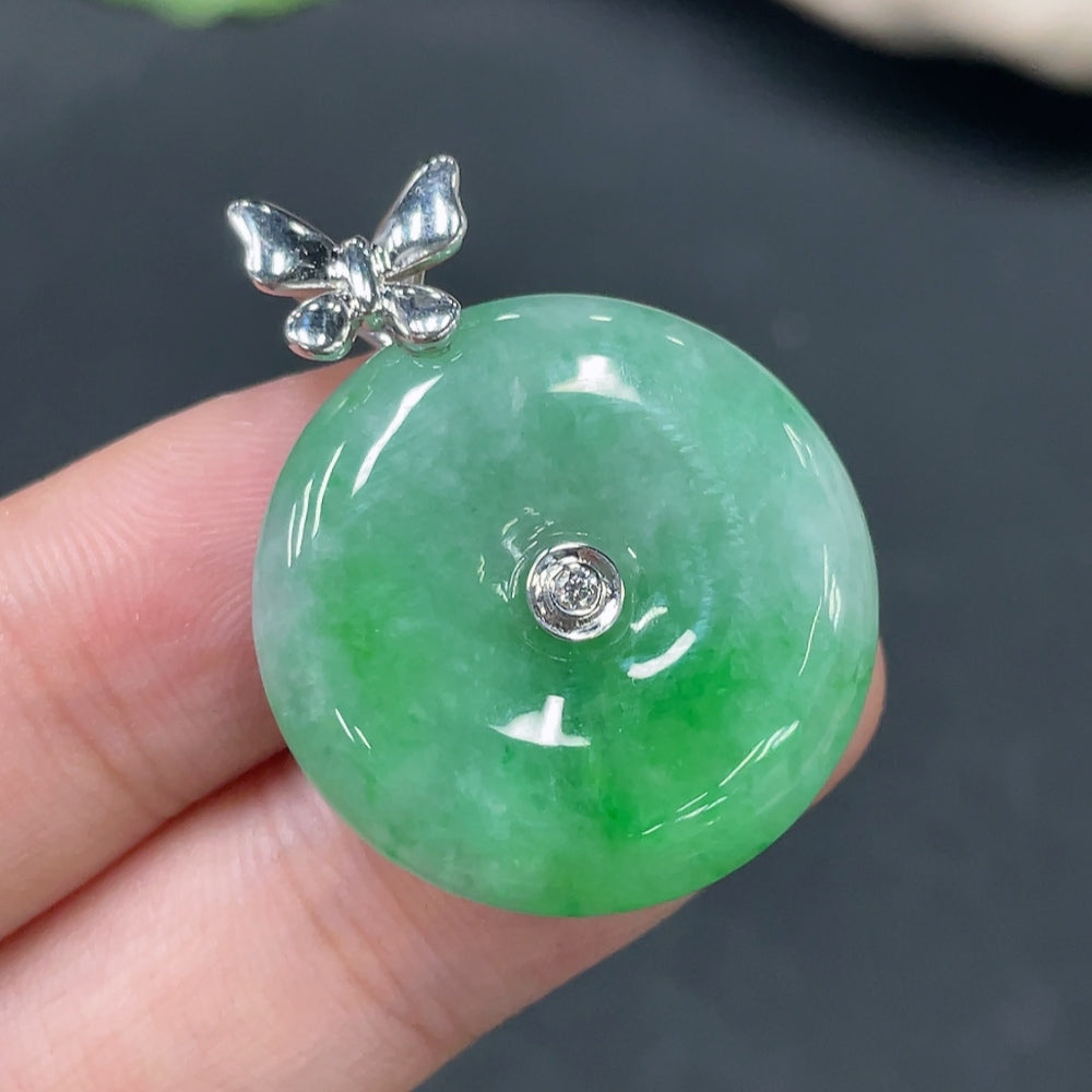 Colgante de seguridad de jadeíta con cierre de 18k, peso total aproximado 8.28 g