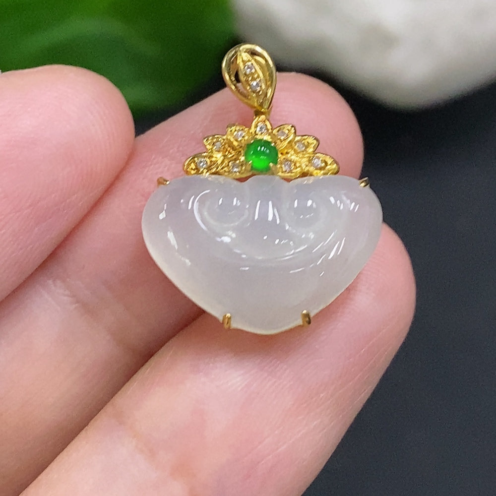 Colgante Incrustado de Ruyi de Jadeíta Oro 18K Peso Total Aproximado 2.1g (Con Acentos de Diamante)