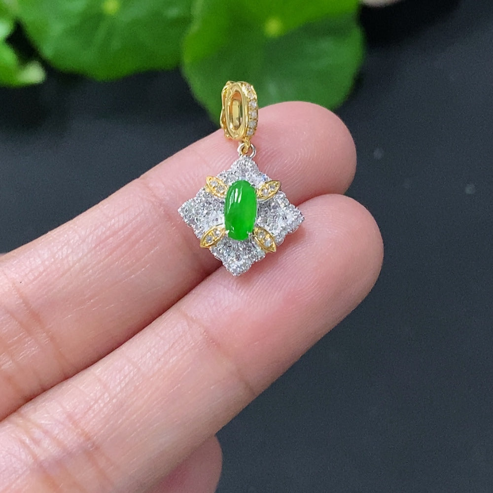 Jadeite Cabochon Pendant with 18K Gold Setting, Total Weight Approx. 1.3g