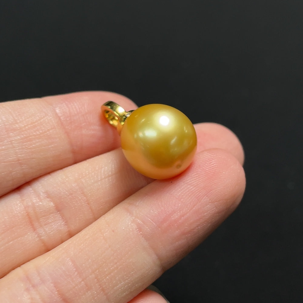 Saltwater Pearl Pendant with Diamond Accents in 18K Gold (Color Origin Undetermined)
