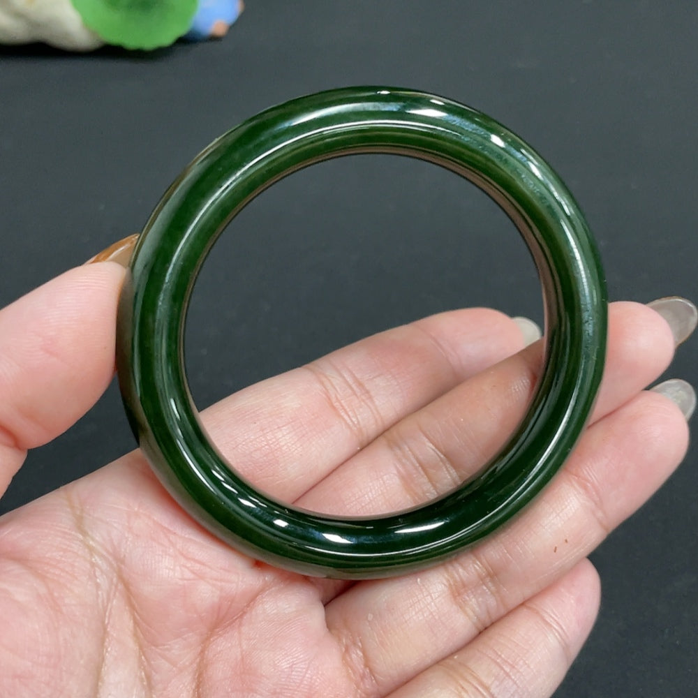 Hetian jade jasper round bangle by HUILIU HQ, size 55.7, weighing approximately 46.1g, featuring smooth polished surface and natural pattern.