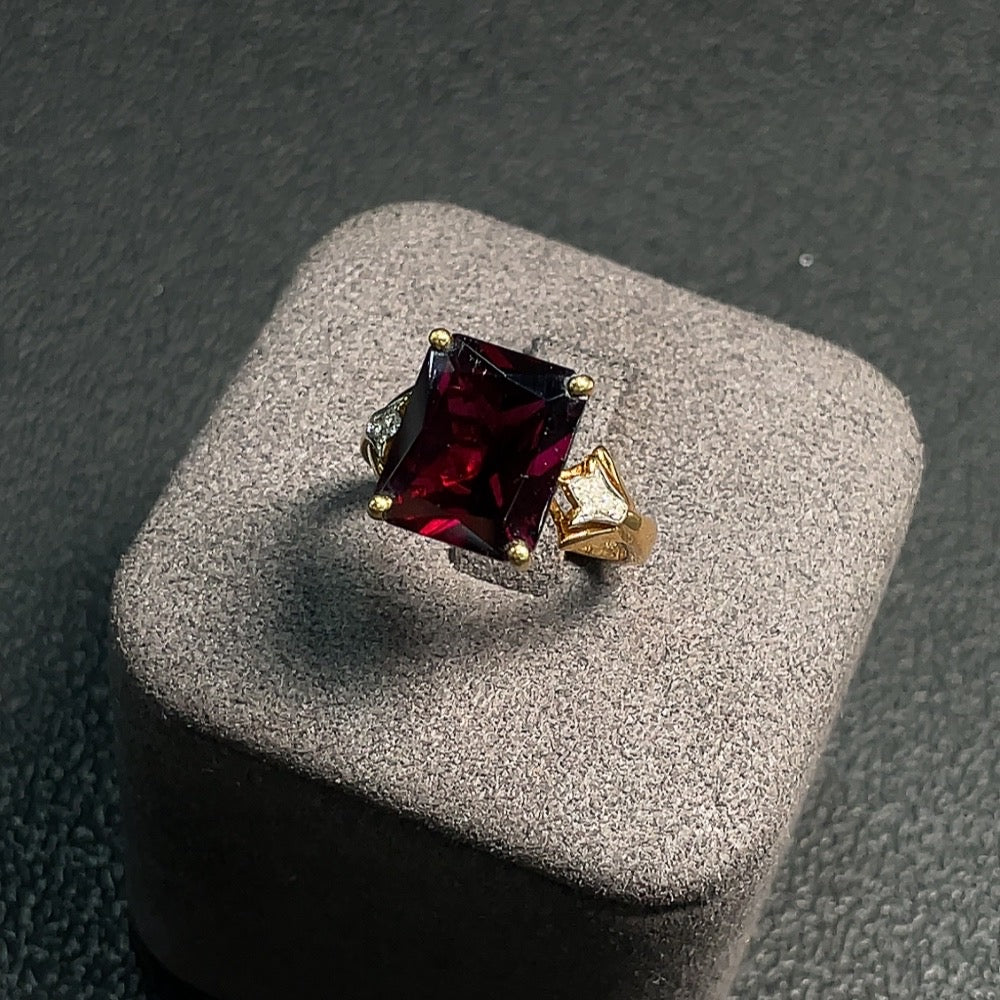 18K gold Garnet inlaid ring with gemstone details, size 13, weighing approximately 5.20g, by HUILIU HQ.