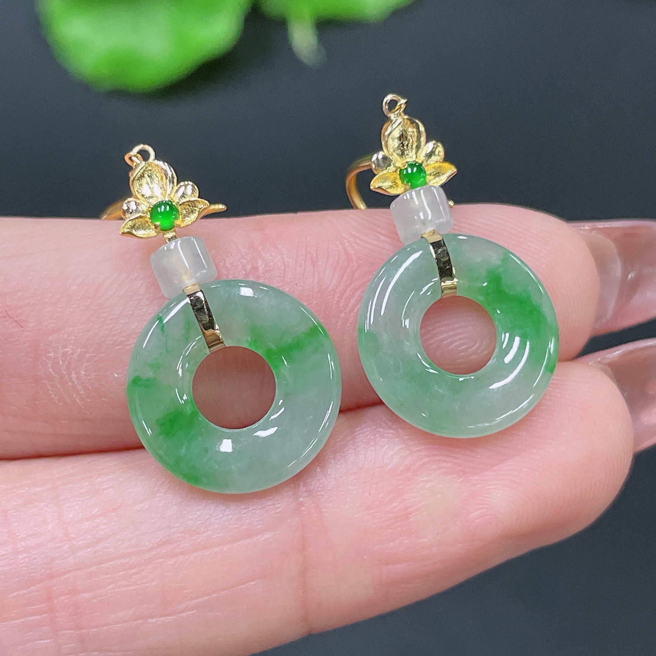 Huiliu Jadeite earrings featuring polished green jade stones, elegant jewelry with a certified quality finish.