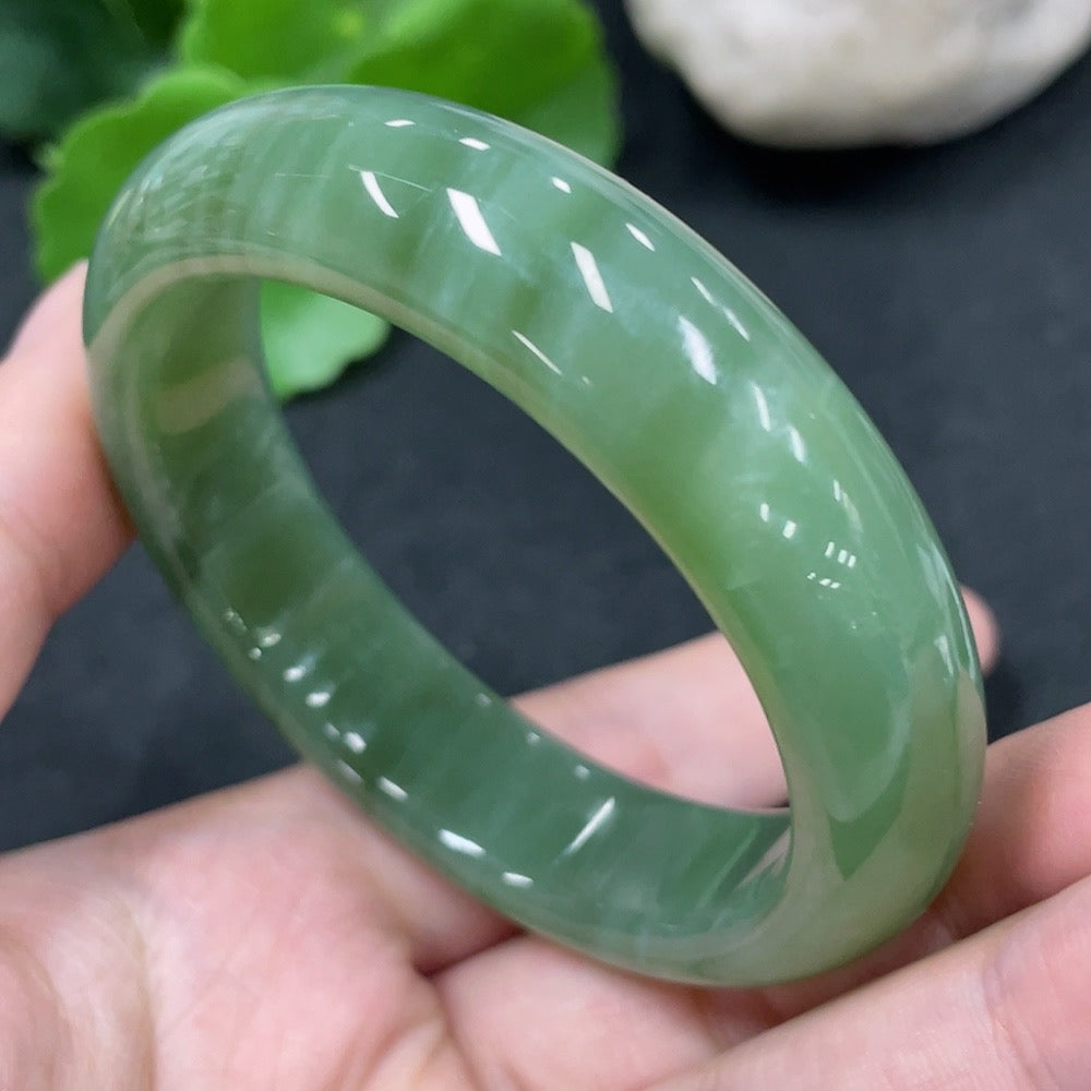 Huiliu certified Hetian jade round bracelet featuring smooth, polished jade beads on a string, showcasing elegant craftsmanship.