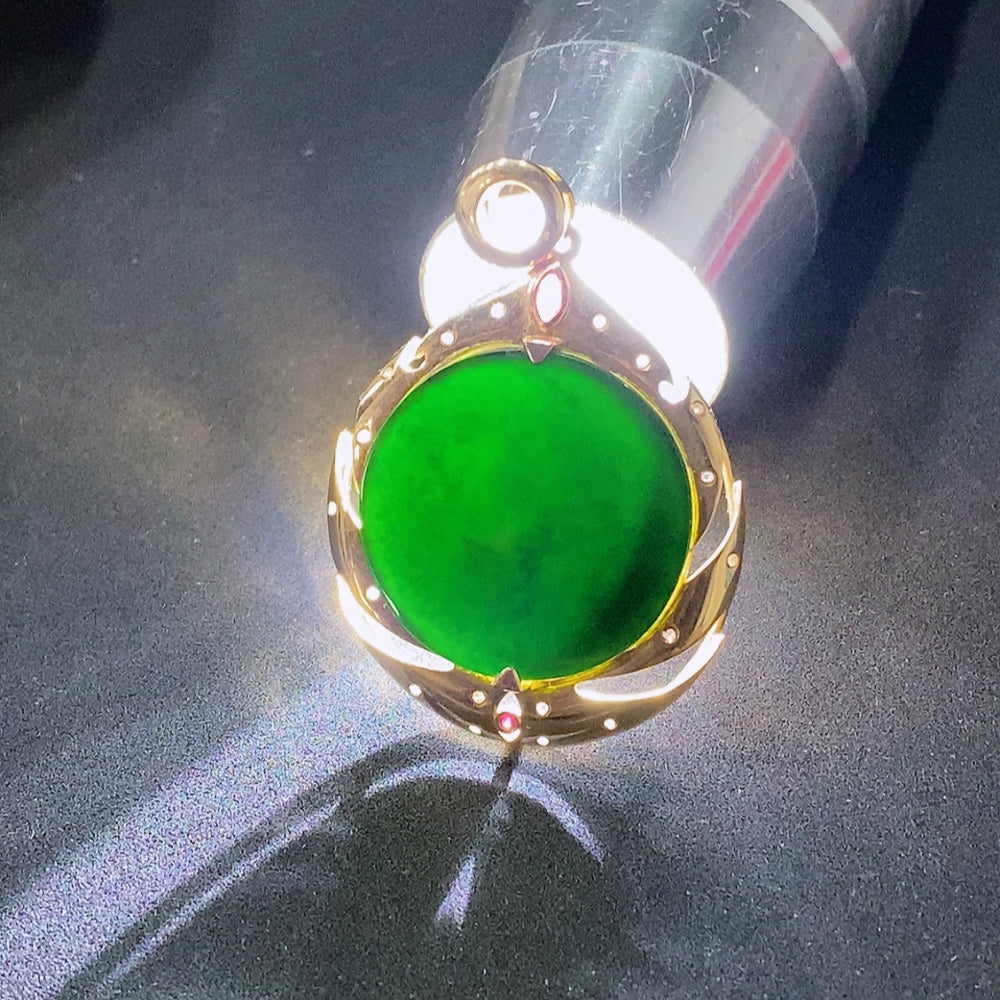 HUILIU HQ jadeite plain pendant with 18k diamond accents, colorless, weighing approx. 4.53g, showcasing elegant jade jewelry.