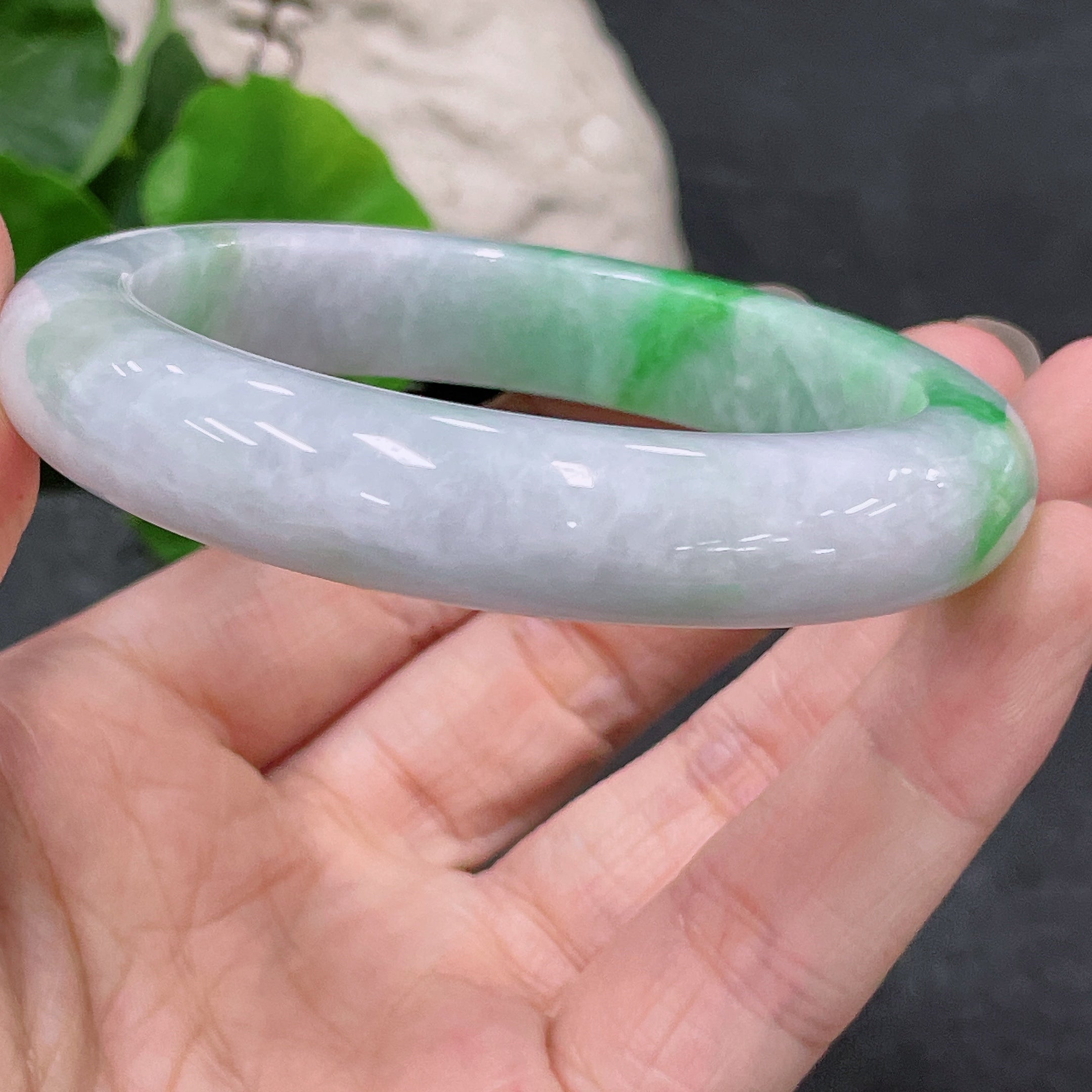 Huiliu certified jadeite round bangle showcasing smooth, polished green jade with subtle natural variations.