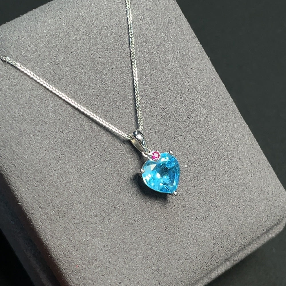 HKHQ Topaz necklace with 8.7mm gemstones, 18k gold color, accented by possibly non-natural stones, weighing approx. 3.2g.