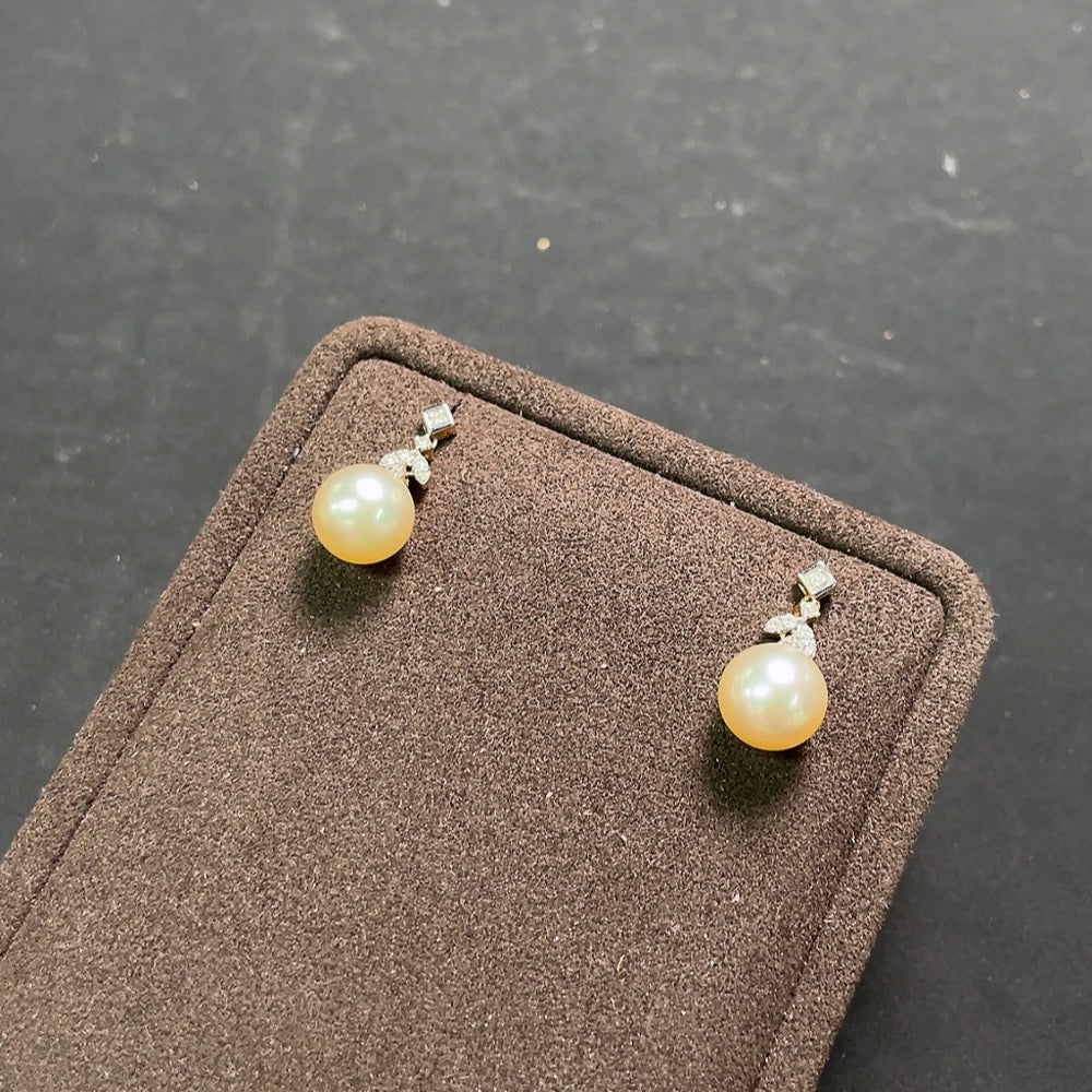 Seawater pearl earrings with diamond accents in 18k gold, featuring 9mm pearls and a total weight of 3.33g.