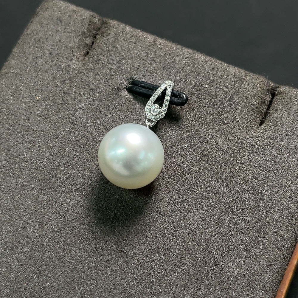 HKHQ seawater pearl pendant in 18K gold, 10.8mm pearl, non-diamond, elegant jewelry piece with a total weight of 2.16g