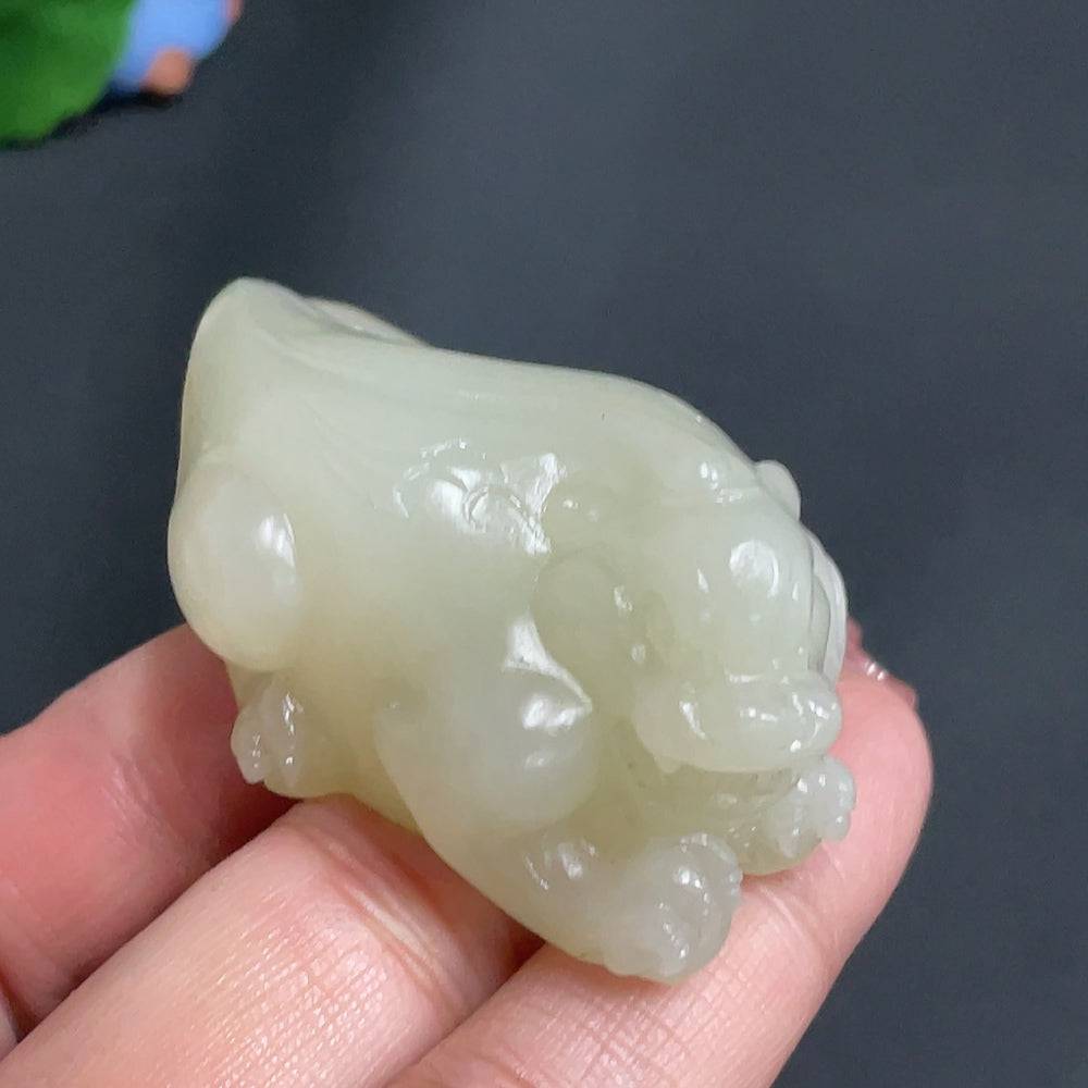 Huiliu certified Hetian jade pendant featuring an auspicious beast design with undetermined skin color, crafted from high-quality jade.