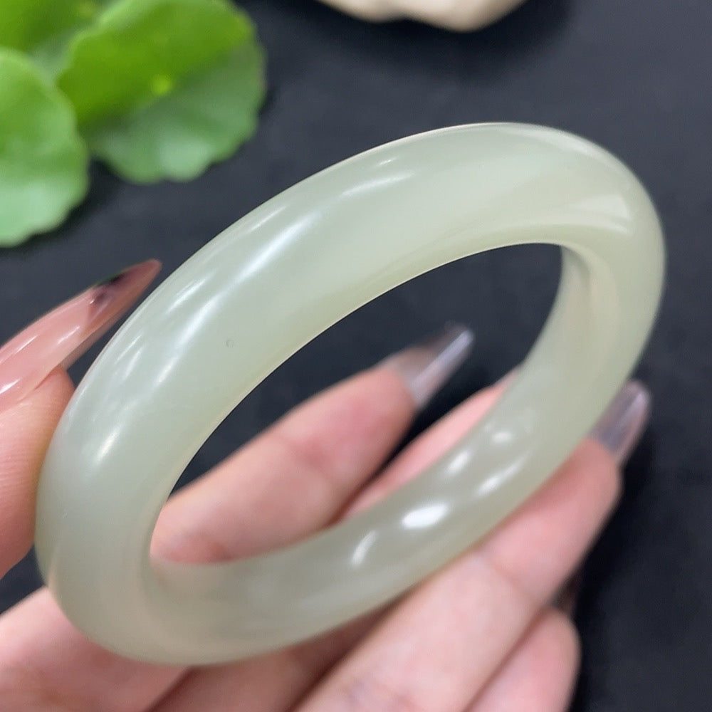 Round Hetian jade bracelet with size 55.8 and weight 58.6g, crafted by HUILIU HQ, showcasing smooth, polished jade stones.
