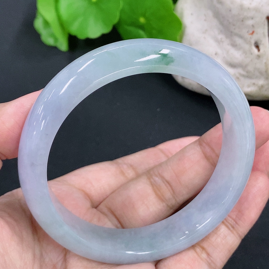 Jadeite round bracelet with 61.85g weight and size 58.1, featuring smooth jadeite beads, from HKHQ.