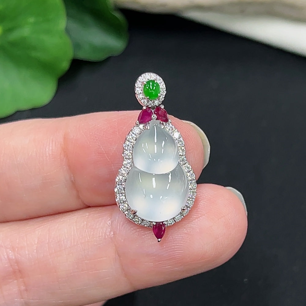 Jadeite Gourd Pendant 18K Gold (Set with Colorless Diamonds)