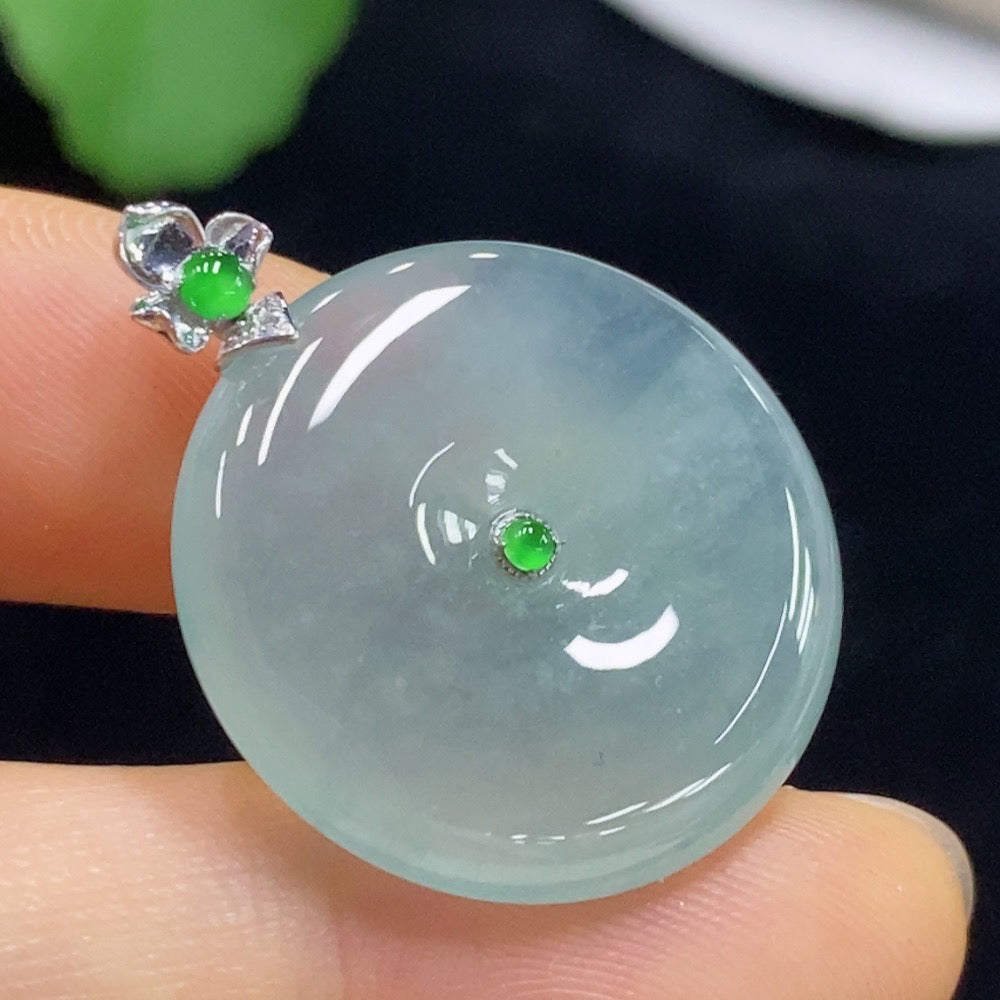 HUILIU HQ jadeite pendant with peace knot design, 18k gold and diamond accents, weighing approximately 7.05g.