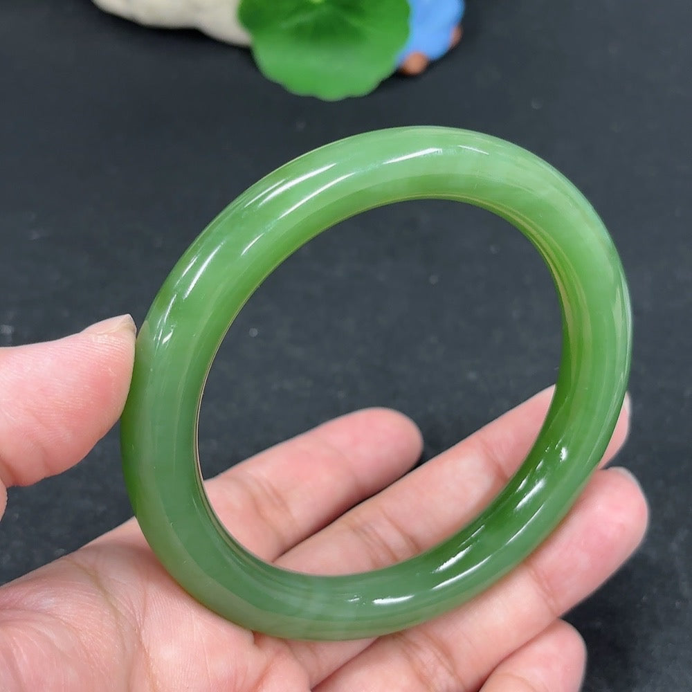 HKHQ Hetian Jade round bangle, size 60, weighs 53.1g, featuring smooth, polished green jade bracelet with a glossy finish.
