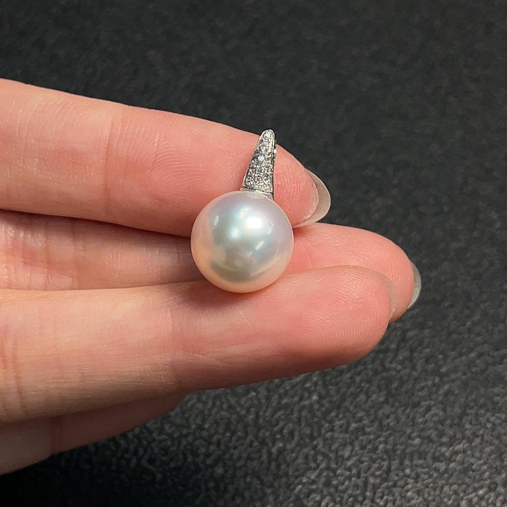 Seawater pearl pendant by HUILIU HQ featuring an 18K gold setting, 11.7mm pearl, non-diamond, approx. 3g weight