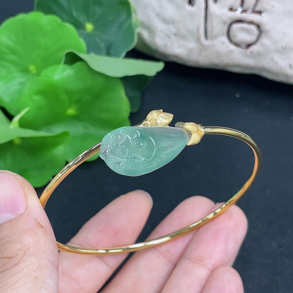 Elegant jadeite inlaid bracelet with 18K gold, featuring intricate craftsmanship from HKHQ.