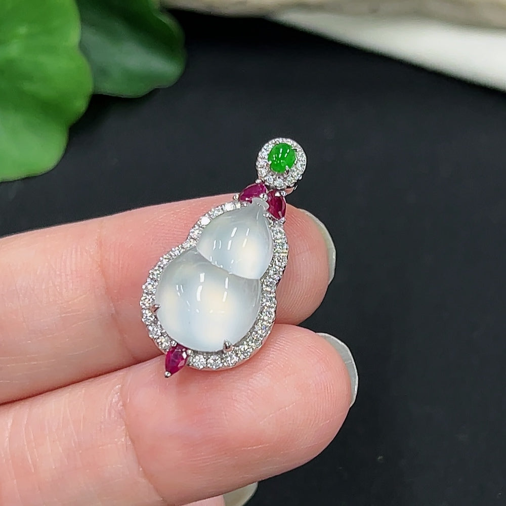 Jadeite Gourd Pendant 18K Gold (Set with Colorless Diamonds)
