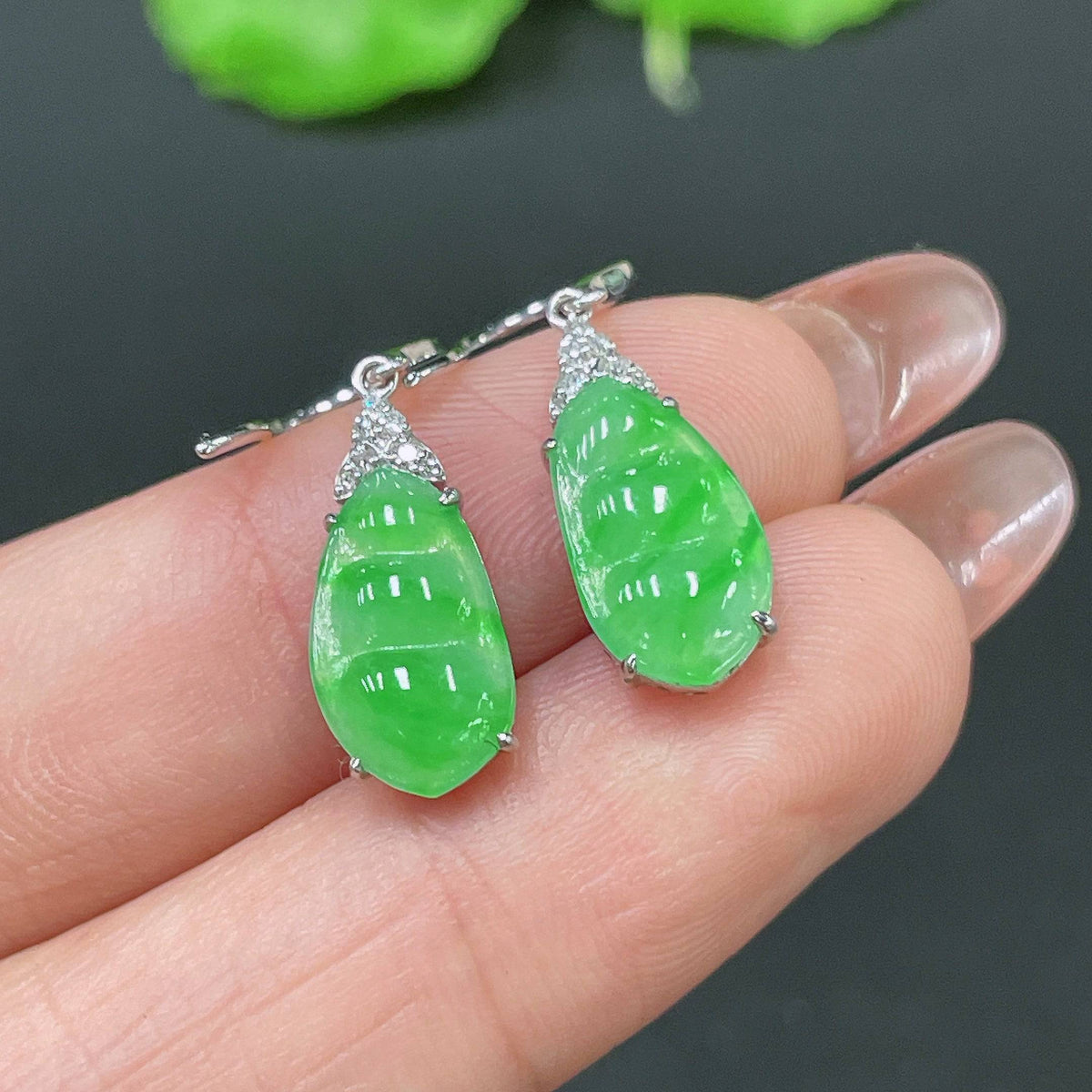HUILIU HQ jadeite earrings with 18k gold inlay and diamond accents, showcasing elegant jewelry design and craftsmanship.