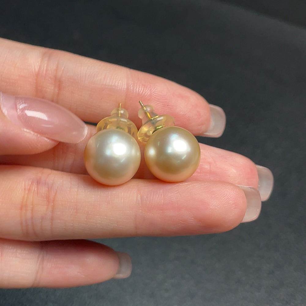 Seawater pearl earrings, color origin undetermined, 18K gold, total weight approximately 6.47g, size about 12.8mm