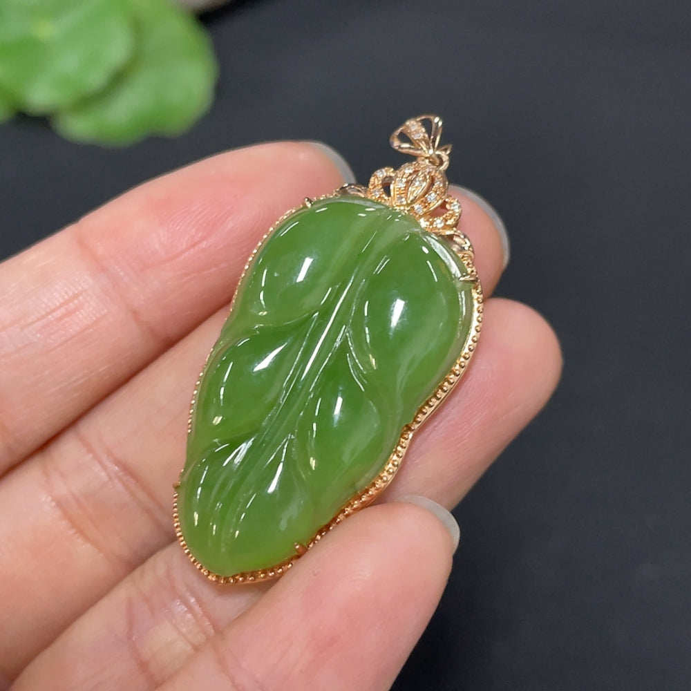 Hetian jade jasper leaf pendant with 18k gold and diamond accents, weighing approximately 5.3g, crafted by HUILIU HQ.