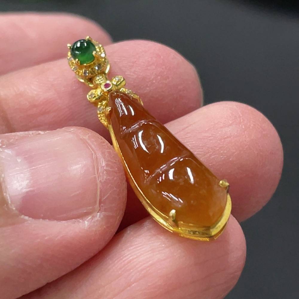 Jadeite auspicious bean pendant with 18K gold and colorless diamond inlay, weighing approximately 1.8g, from HUILIU HQ.