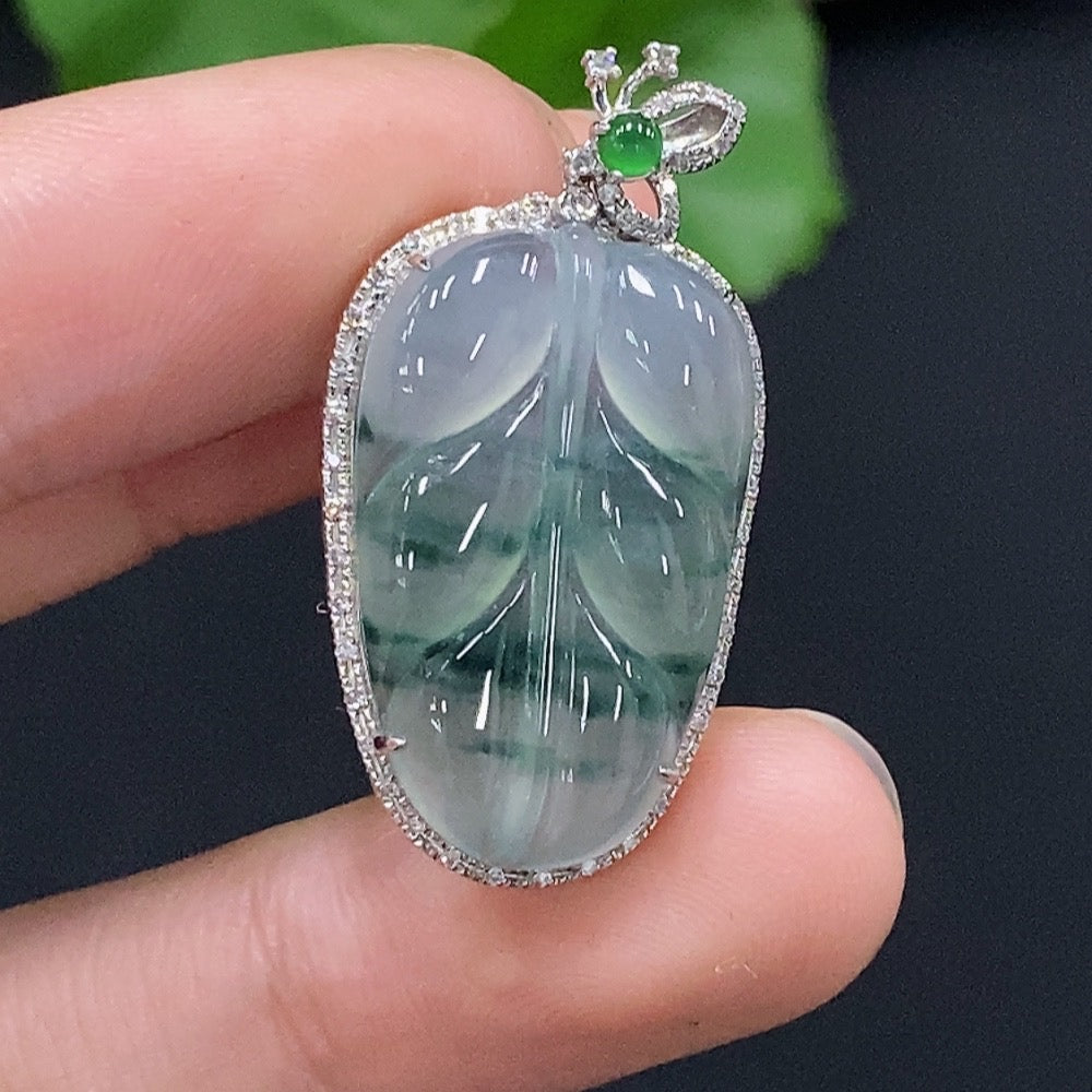 Jadeite leaf inlaid pendant 18K gold, total weight approx. 3.94g