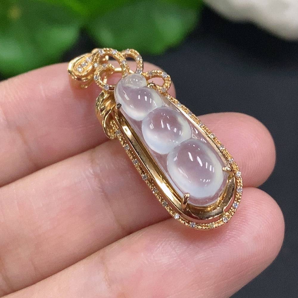 Jadeite lucky bean pendant with 18k gold and diamond accents, weighing approximately 3.7g, designed by HUILIU HQ.