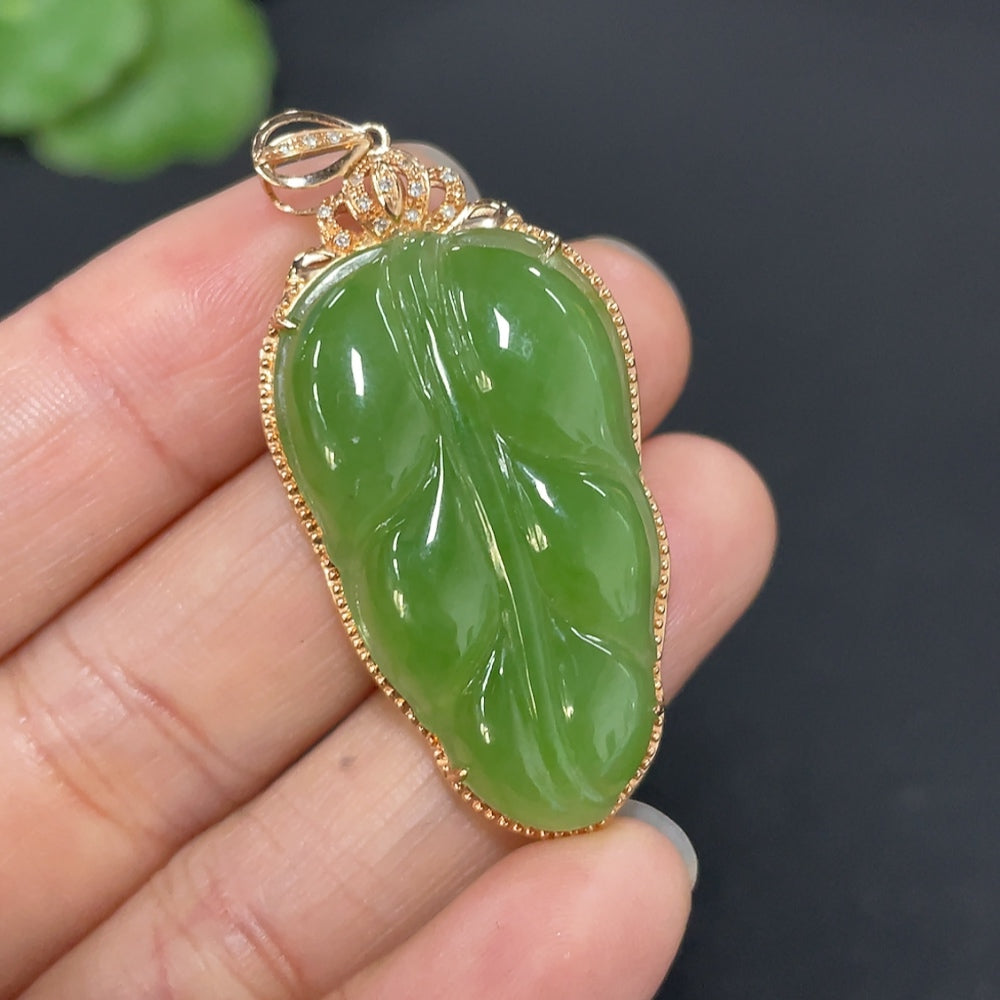 Hetian Jade Jasper leaf pendant with 18k gold and diamond accents, crafted by HUILIU HQ, weighing approximately 5.3 grams.