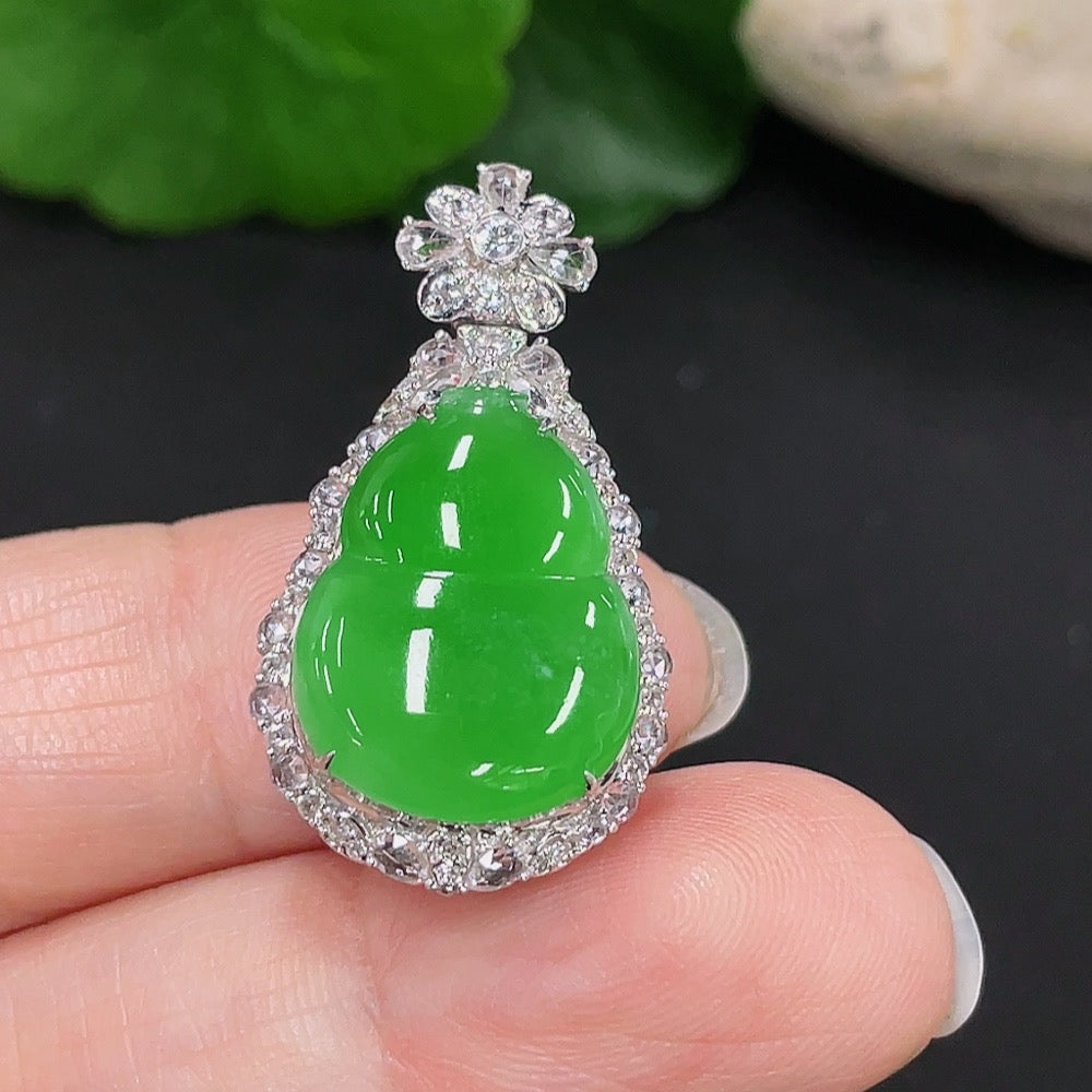 Jadeite Inlaid Gourd Pendant 18k Non-Diamond Total Weight Approx. 5.38g