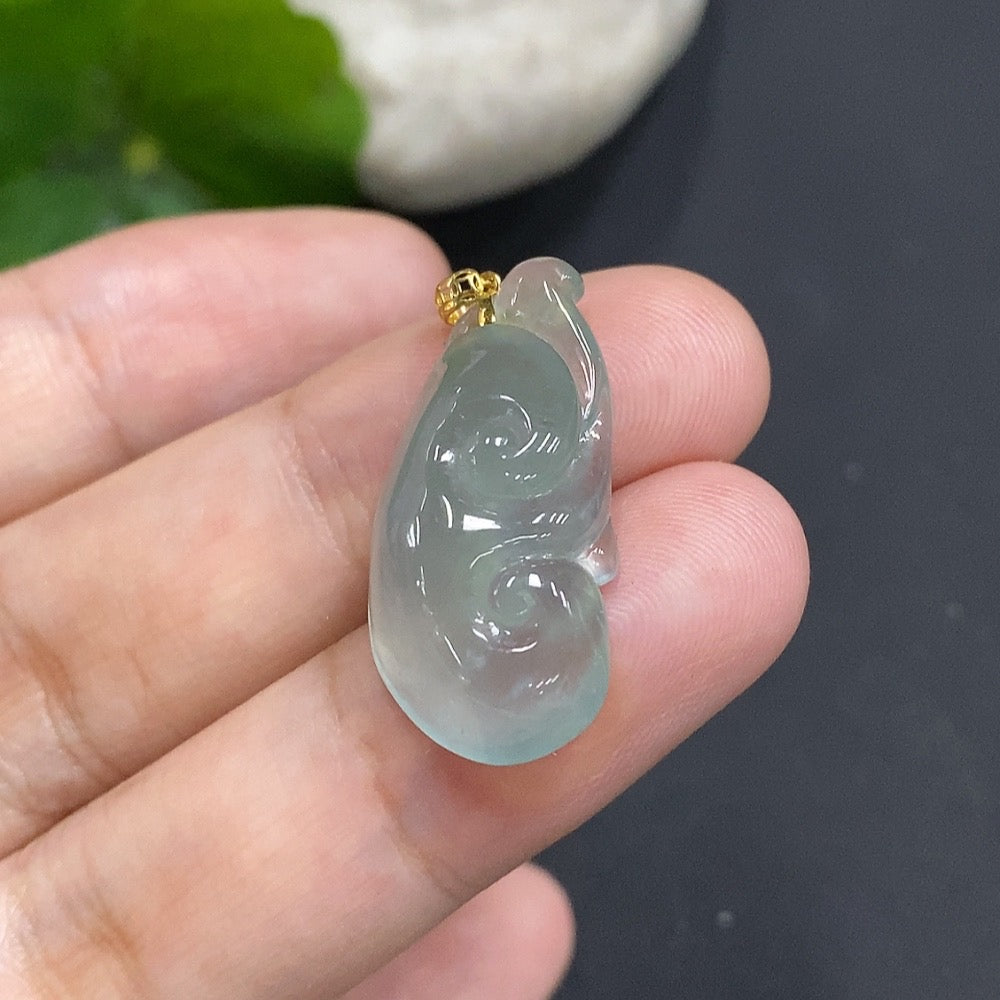 Colgante Ruyi de jadeíta con cierre de oro de 18K peso total 3.848g