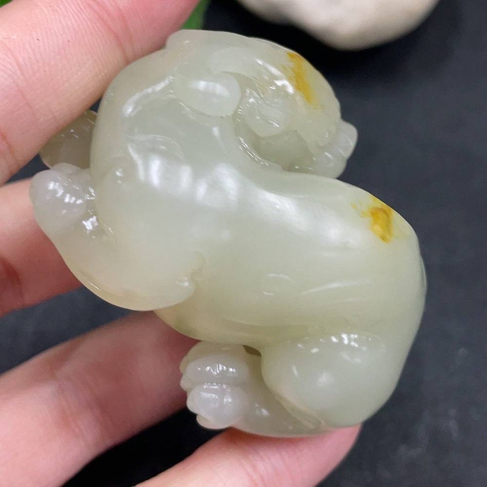 Hetian jade Pi Xiu handheld sculpture by HUILIU HQ, weighing 95.7g, with undetermined skin color and detailed craftsmanship.
