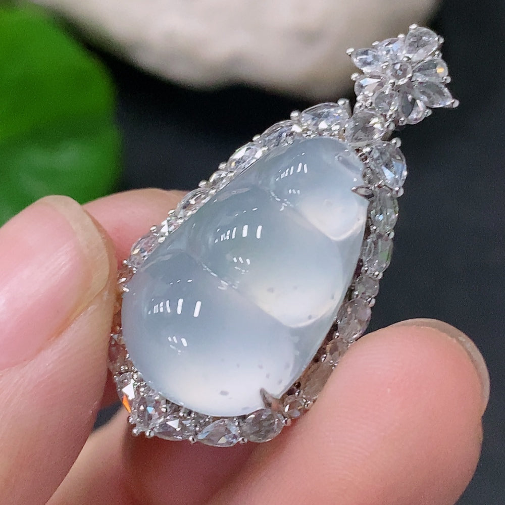 Jadeite mung bean pendant with 18k gold and diamond accents, crafted by HUILIU HQ, showcasing detailed jade jewelry design.