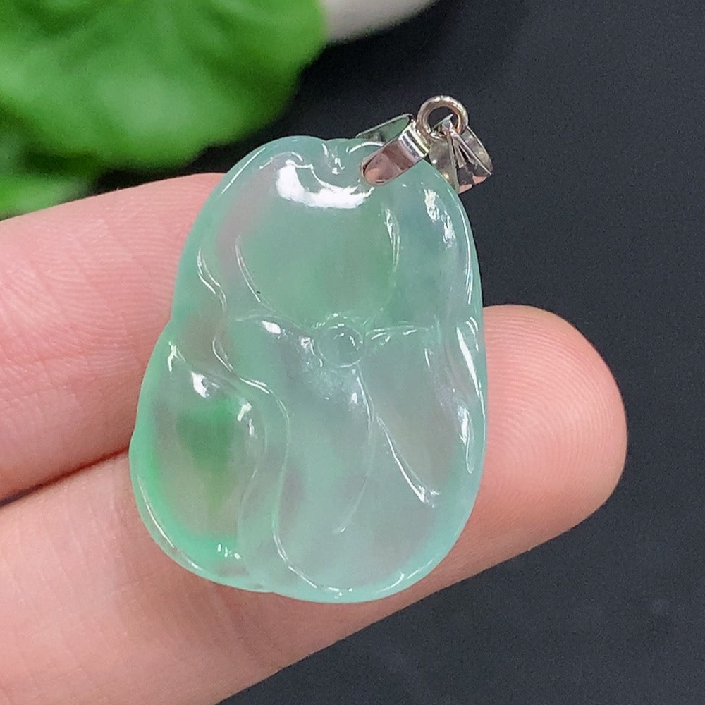 Jadeite Year-after-Year Abundance Pendant with 18K Gold Clasp, Total Weight Approximately 4.8 Grams