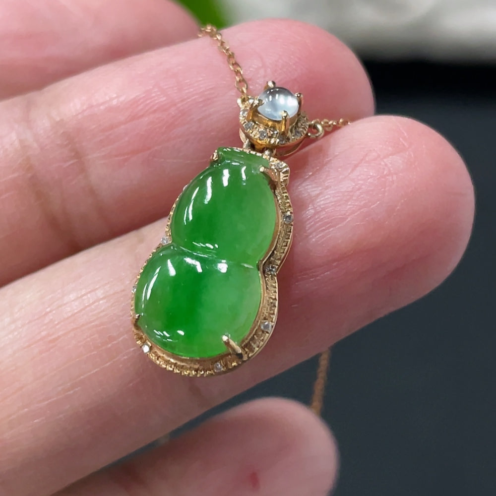 Jadeite Gourd Inlaid Pendant Collarbone Chain, 18k Gold Inlaid with Diamond, Total Weight Approx. 2.15g