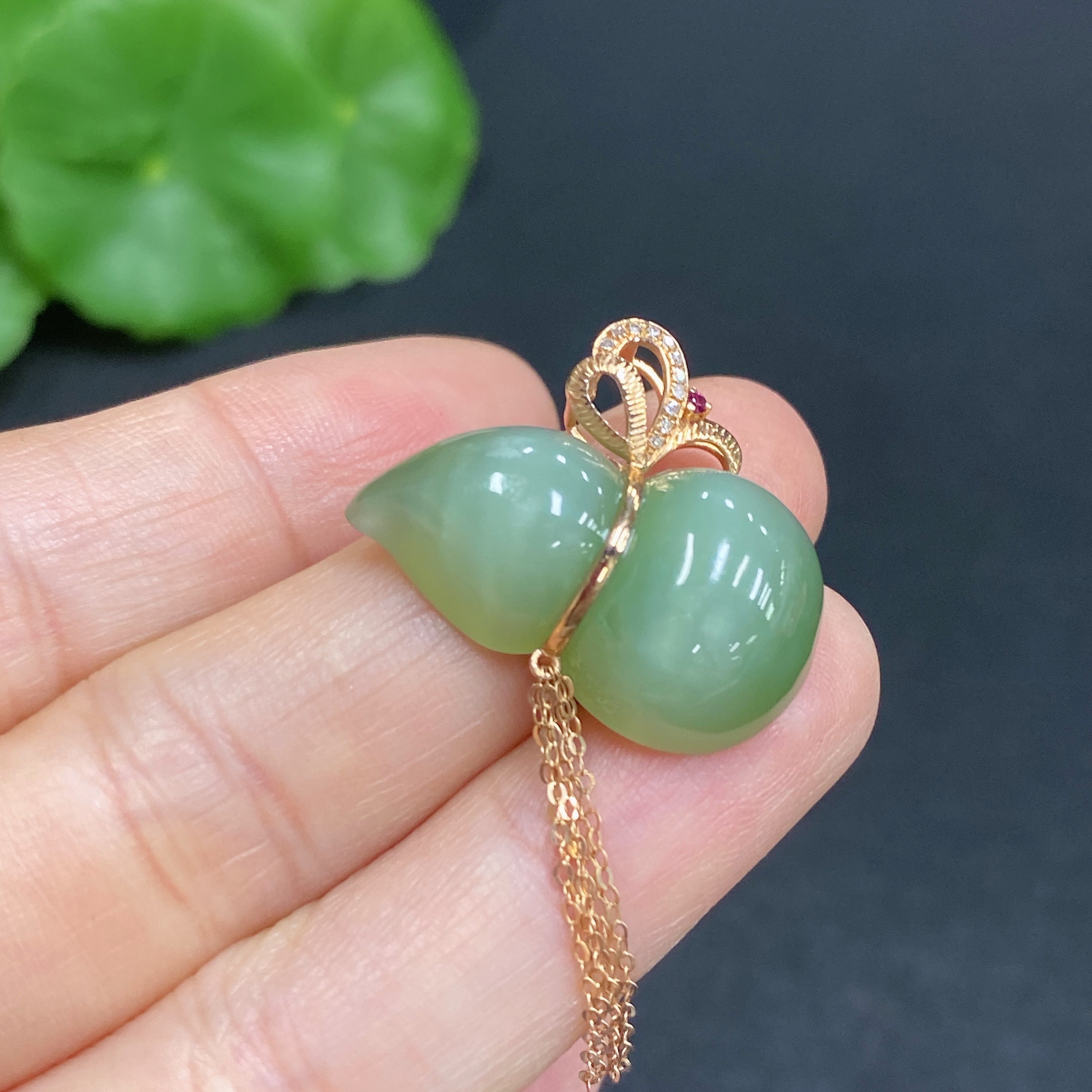 Hetian Jade Pendant, Gourd, 18K Gold Clasp, Total Weight Approx. 4.3g, with Diamond Accents