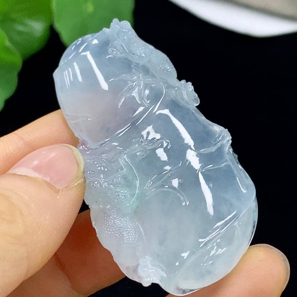 Jadeite bamboo pendant from HUILIU HQ, weighing approximately 25.8g, featuring a detailed bamboo design in vibrant green jade.