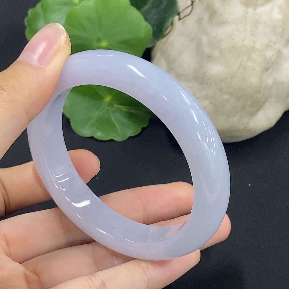 HKHQ jadeite round bracelet, size 53.7 with a total weight of 55.49g, featuring smooth, polished jade stones.