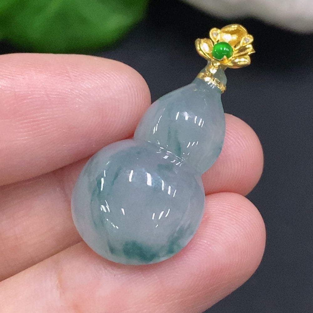 Jadeite Gourd Pendant with 18K Gold Clasp, Total Weight Approximately 4.5g